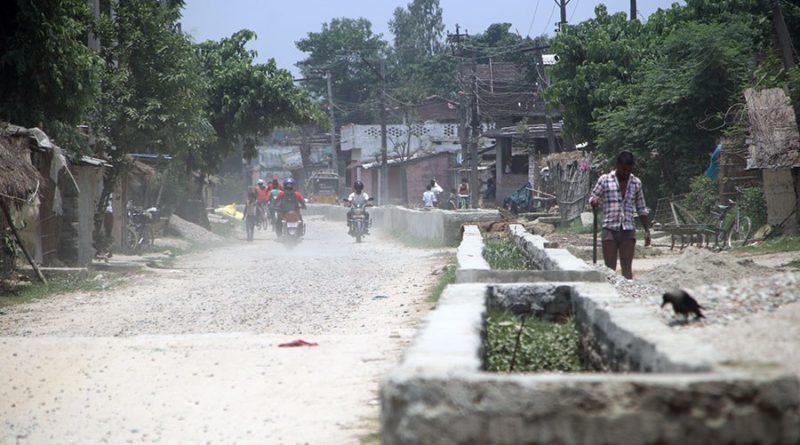 रौतहटको हजमिनियामा ४ वर्षमा पनि बन्न सकेन पक्की सडक, डुबान र धुलोको पिडा स्थानीय