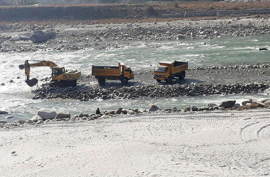 चुरे विनाशमा बल पुग्ने सरकारको नीति, १४ जिल्लाका ९२ ठाउँबाट ढुंगा, गिटी र बालुवा भारत पठाउने तयारी