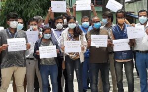 कोशी अस्पतालका स्वास्थ्यकर्मीमाथि प्रहरीद्वारा निर्घात कुटपिट, कार्वाहीको माग गर्दै प्रदर्शन