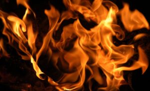 आगलागीमा परेर किरियापुत्री बसेका दुई जनाको मृत्यु