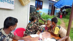 सिन्धुपाल्चोकका बाढी पीडितलाई सेनाको सहयोग