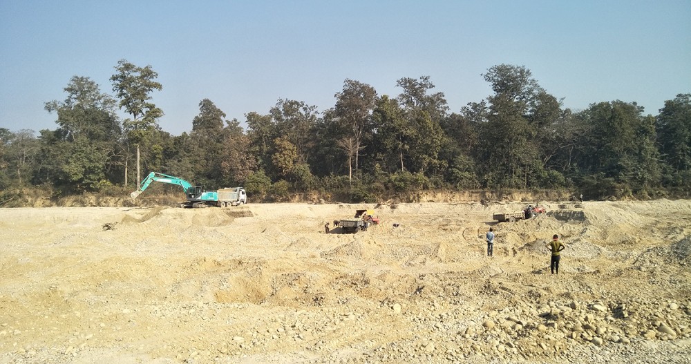 जनप्रतिनिधि र प्रहरीको सेटिङ सर्लाहीमा अन्धाधुन्ध खोला उत्खनन्