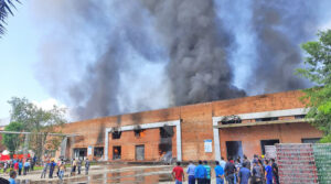 चौधरी ग्रुपको बियर उद्योगमा भीषण आगलागी, आगो नियन्त्रणबाहिर