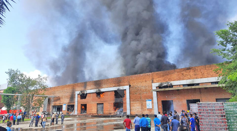 चौधरी ग्रुपको बियर उद्योगमा भीषण आगलागी, आगो नियन्त्रणबाहिर