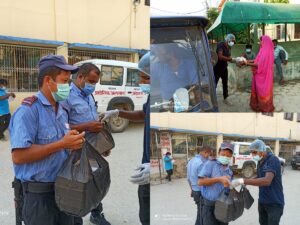 जनकपुरमा महामारी नियन्त्रण तथा व्यस्थापन समितिले नि:शुल्क खाना खुवाउदै