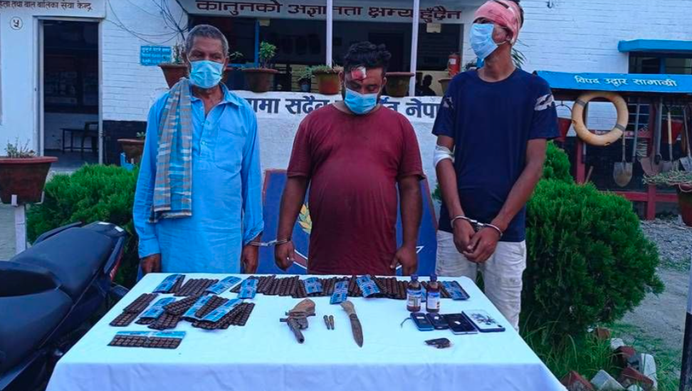 पेस्तोल र लागुऔषधसहित ३ जना पक्राउ