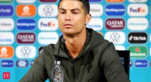 क्रिस्टियानो रोनाल्डोको एक शब्दले कोका कोलाको बजार मूल्यमा अरबौंको गिरावट