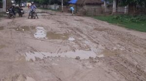 सप्तरीमा जनप्रतिनिधिको उदासीनताका कारण हुलाकी राजमार्ग हिलाम्मे: स्थानीय परेसान