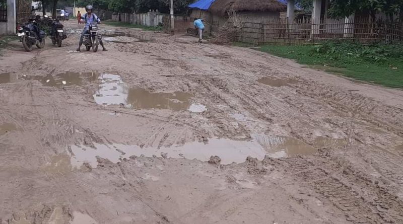 सप्तरीमा जनप्रतिनिधिको उदासीनताका कारण हुलाकी राजमार्ग हिलाम्मे: स्थानीय परेसान