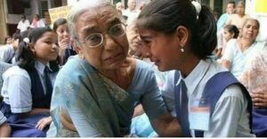 घुम्दै जाँदा नातिनिले आफन्तकोमा बस्छिन् भनिएकी हजुरआमालाई बृद्धाश्रममा भेटेपछि