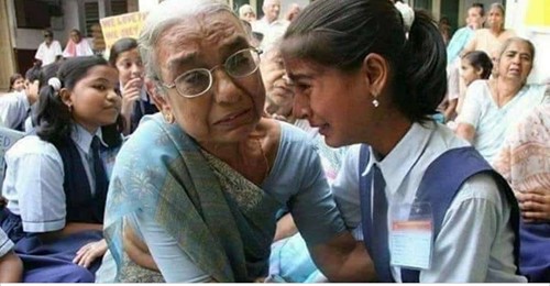 घुम्दै जाँदा नातिनिले आफन्तकोमा बस्छिन् भनिएकी हजुरआमालाई बृद्धाश्रममा भेटेपछि