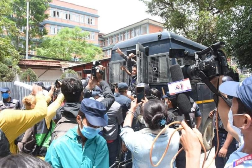 आन्दोलनमा उत्रिएका सब इन्जिनियरहरु पक्राउ