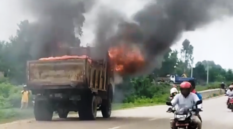 सिरहामा गुडिरहेको टिपरमा आगलागी