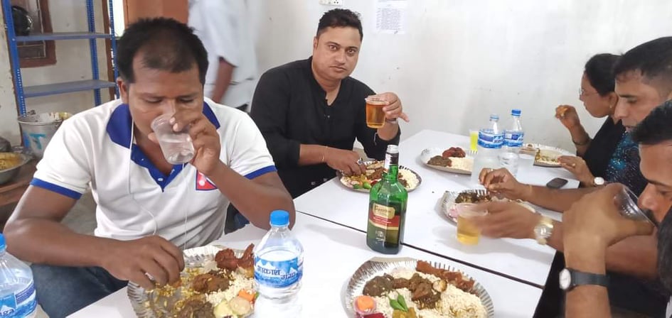 सिरहामा नापी कार्यालय प्रमुखले अफिसभित्रै दारु पार्टी र डान्स