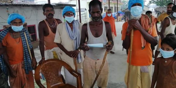 महोत्तरीमा नेपाल स्काउटका टिमद्वारा निरन्तर स्वास्थ्य सामग्री वितरण गर्दै